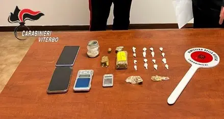 Nasconde in casa cocaina e hashish, arrestato