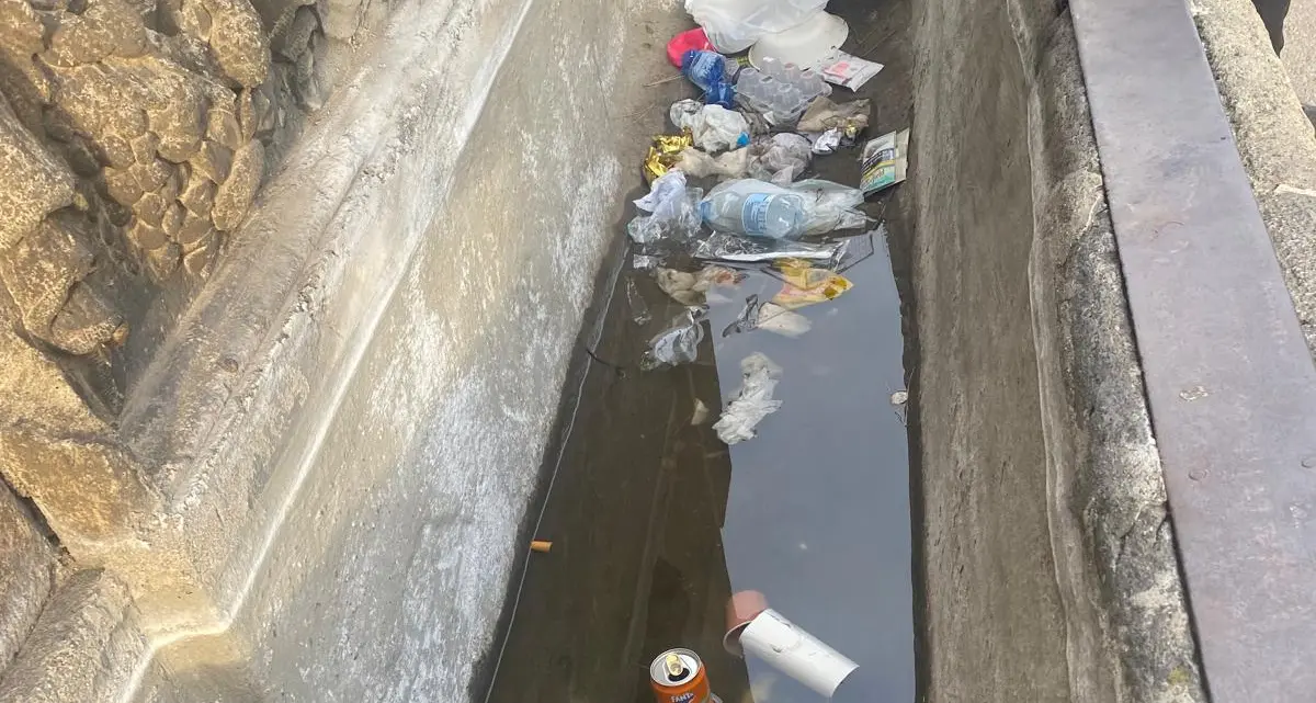 «Immondizia e degrado nel fontanile di piazzale Gramsci»