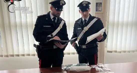 Blitz all’alba nei boschi: scoperto accompamento di spacciatori, 2 arresti