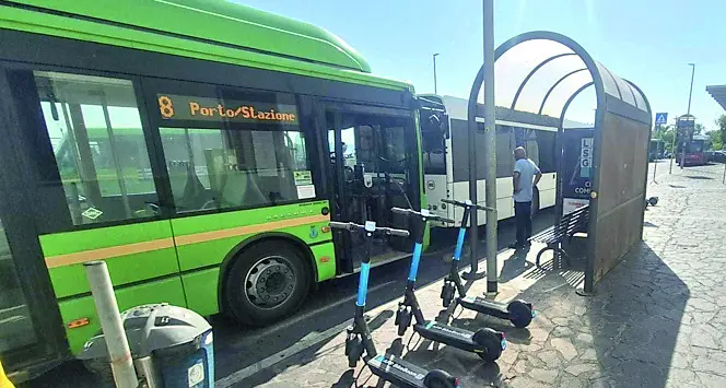 Monopattini selvaggi e mastelli al sole