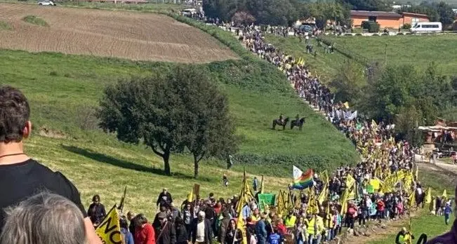Una carovana di persone a Vulci contro il deposito nazionale di scorie nucleari