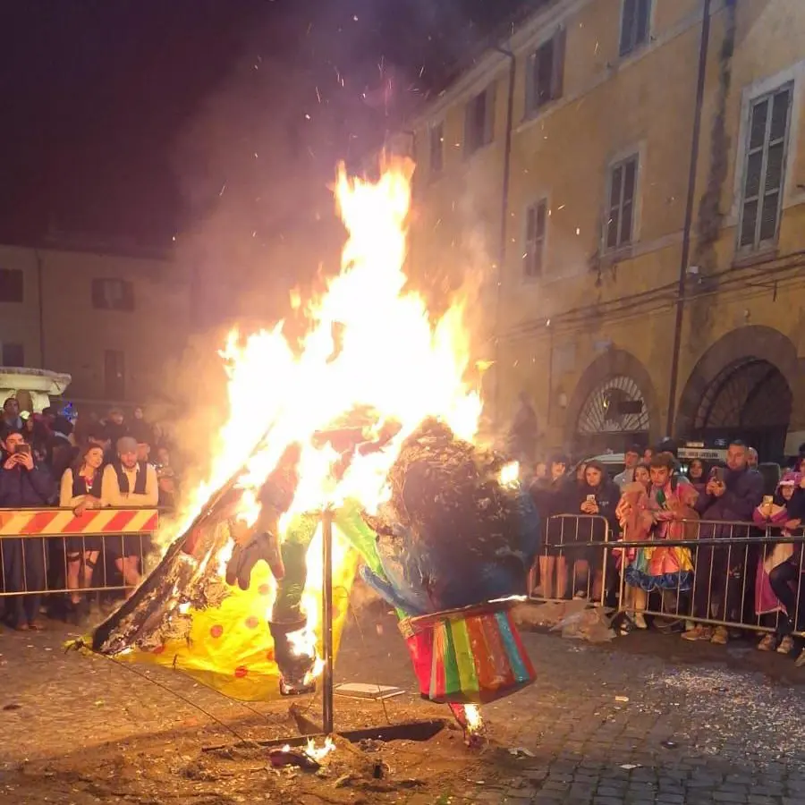 Con il rogo del Puccio cala il sipario sul Carnevale