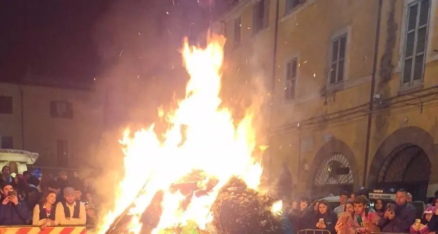 Con il rogo del Puccio cala il sipario sul Carnevale
