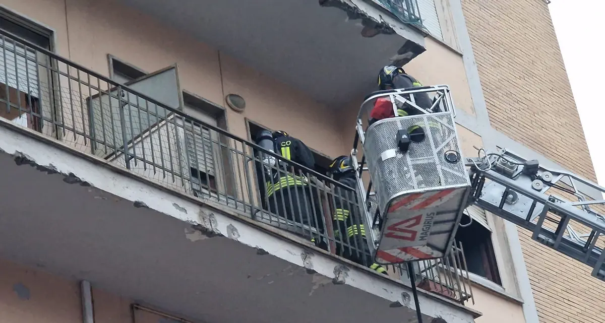 Incendio in una palazzina sulla Cassia sud, evacuato lo stabile