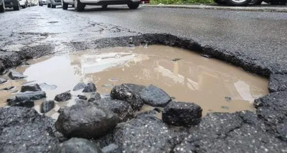 Buche sull’asfalto e fossi al limite quando piove, il maltempo continua a fare paura