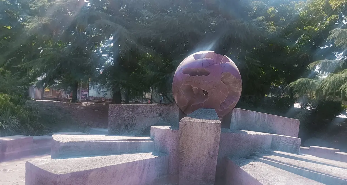 Viterbo, Fontana sfera di nuovo vandalizzata