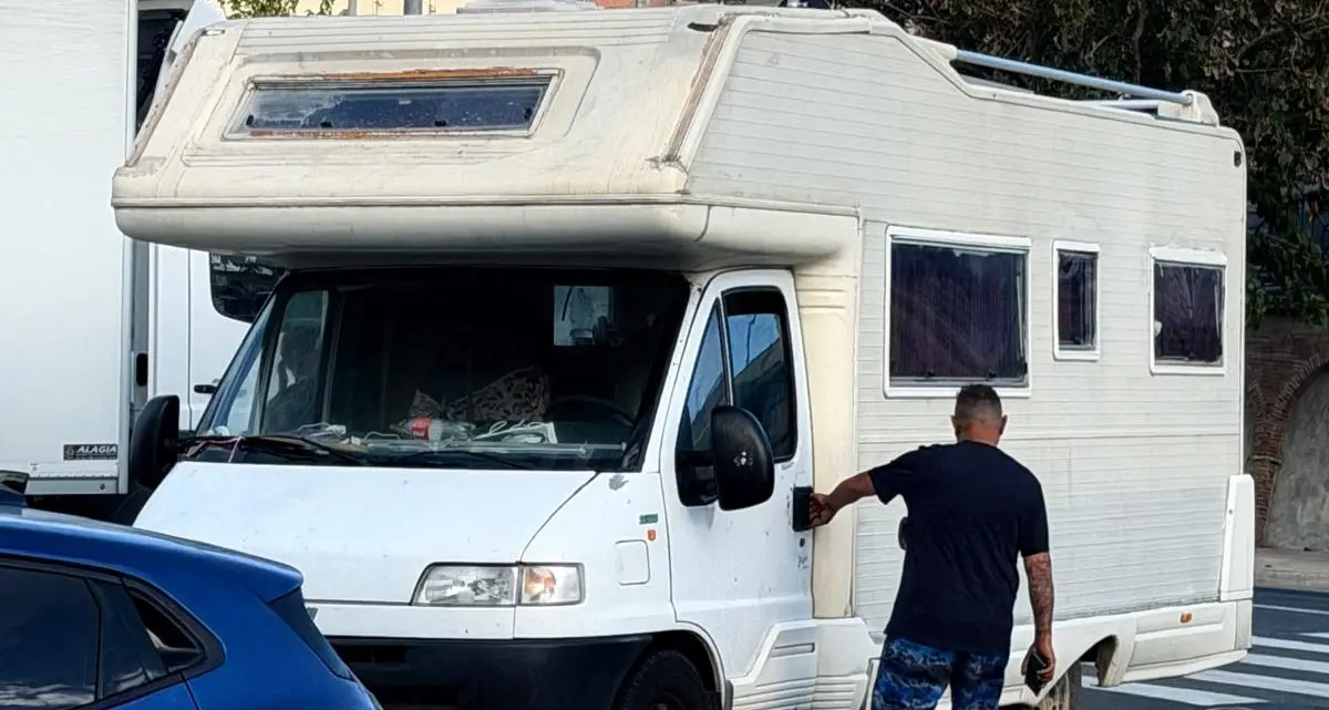 Minacce e bivacchi nel cuore di una città che tace