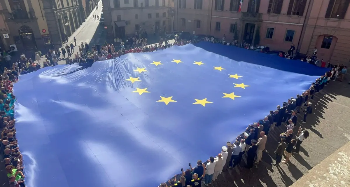Viterbo: una gigantesca bandiera d’Europa fa da tappeto a piazza del Comune