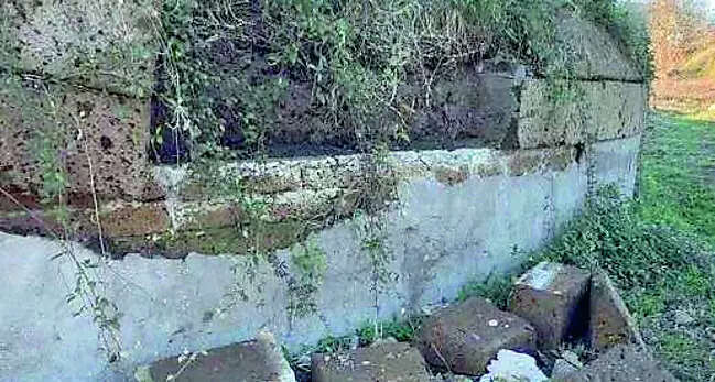 Crollo di tufi alla Tomba Grande del sito storico-archeologico di Pian della Conserva