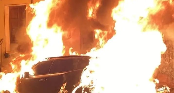 Due auto incendiate nel cuore della notte, preoccupazione a Bassano Romano