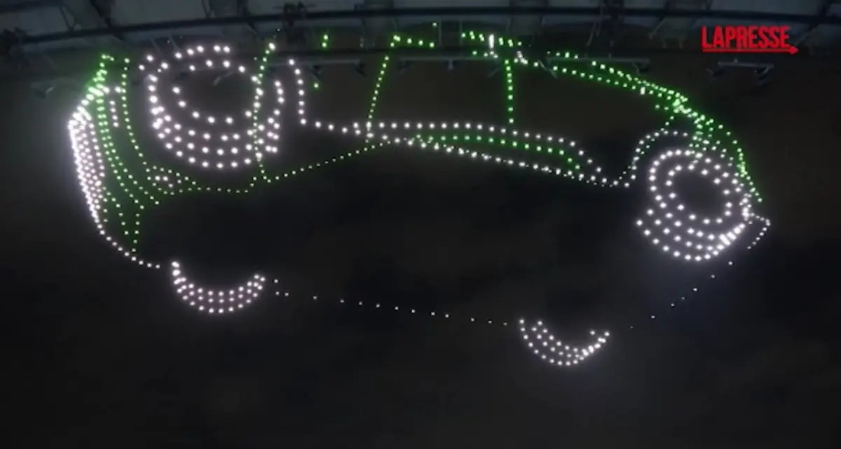 Roma, droni illuminano il cielo per il lancio della nuova elettrica BYD Dolphin Surf