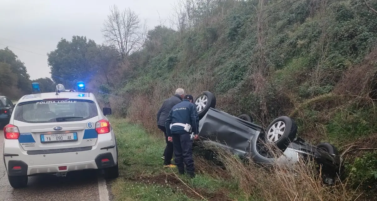 Finisce fuori strada e si ribalta lungo la Tuscanese