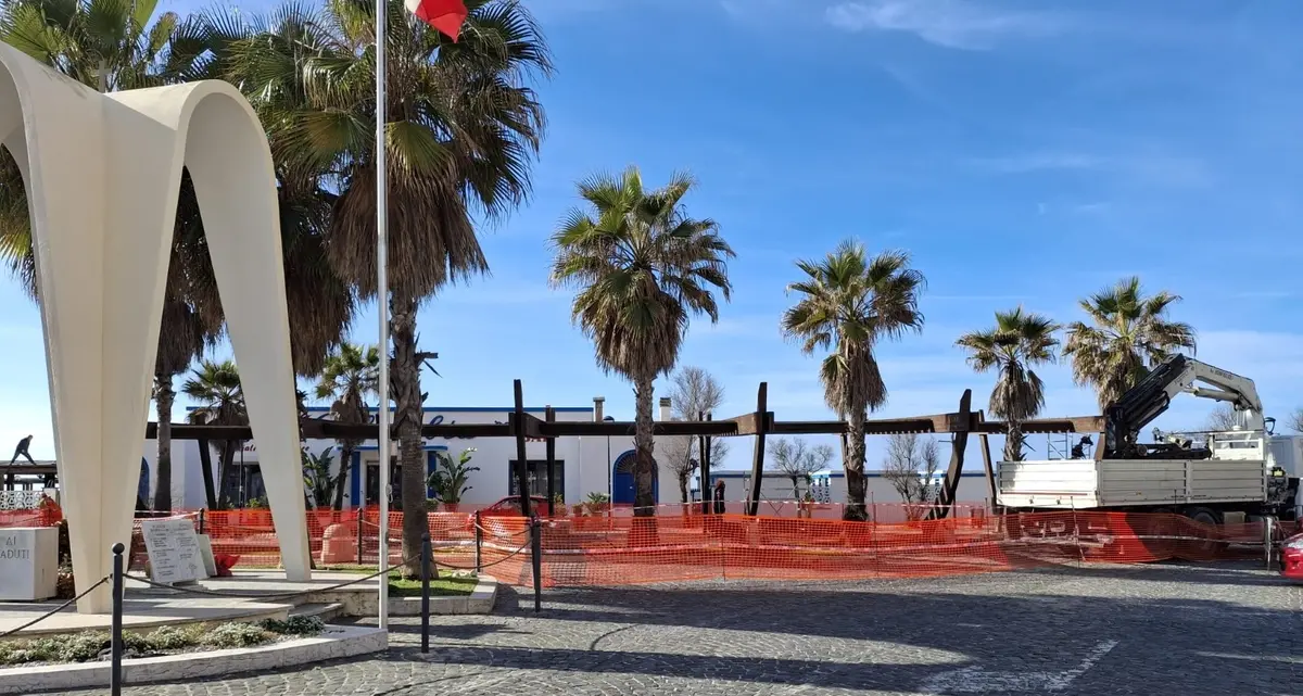 Addio alla “Barca” in piazza dei Caduti