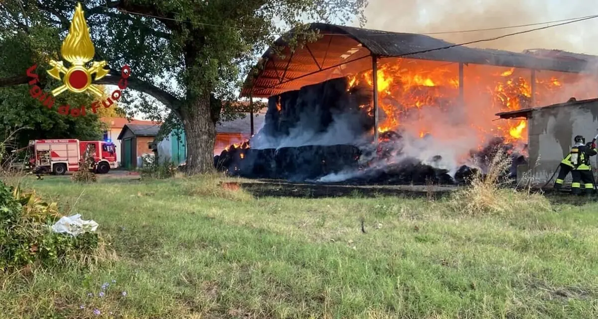 Fienile distrutto da un incendio