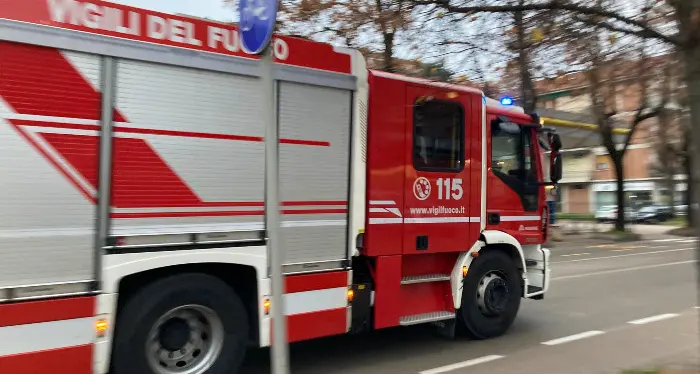 Viterbo, si lancia con il parapendio e resta incastrato