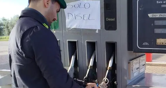 Viterbo, distributore di carburante con pistola “truccata”