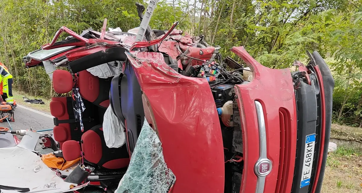 Scontro tra camion e auto: tre feriti, due sono in gravi condizioni