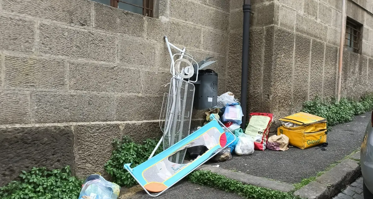 Viterbo: rifiuti abbandonati, in centro una guerra persa