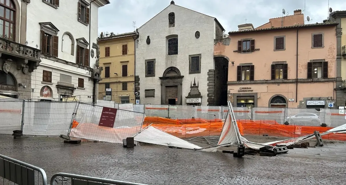 Il vento mette in subbuglio piazza del Comune