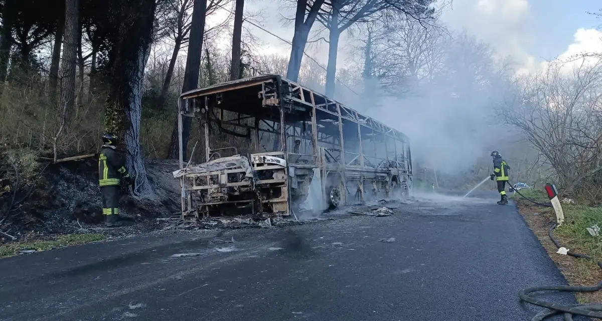 Un autobus della linea extraurbana divorato dalle fiamme