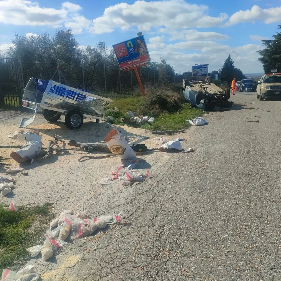 Perde il controllo dell’auto e si ribalta