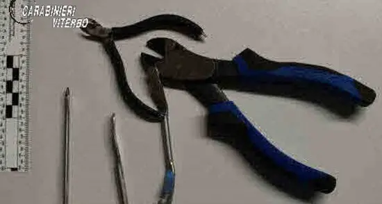 In auto con passamontagna, arnesi da scasso e binocolo: denunciati in due