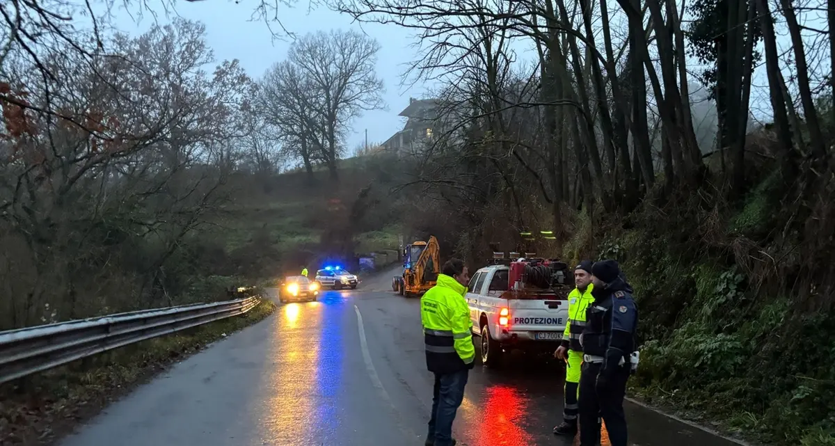 Frana a Bagnoregio: protezione civile e polizia locale al lavoro