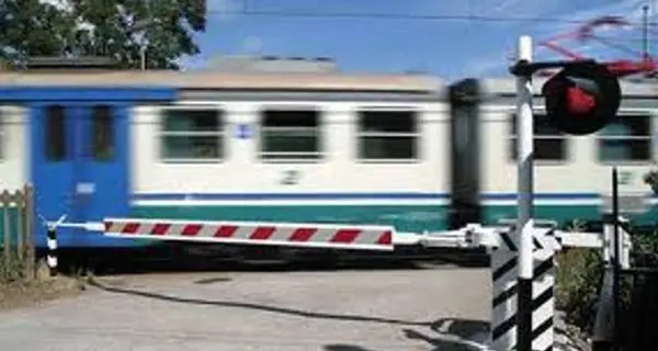 Viterbo: auto si ribalta, abbandonata sui binari viene travolta dal treno