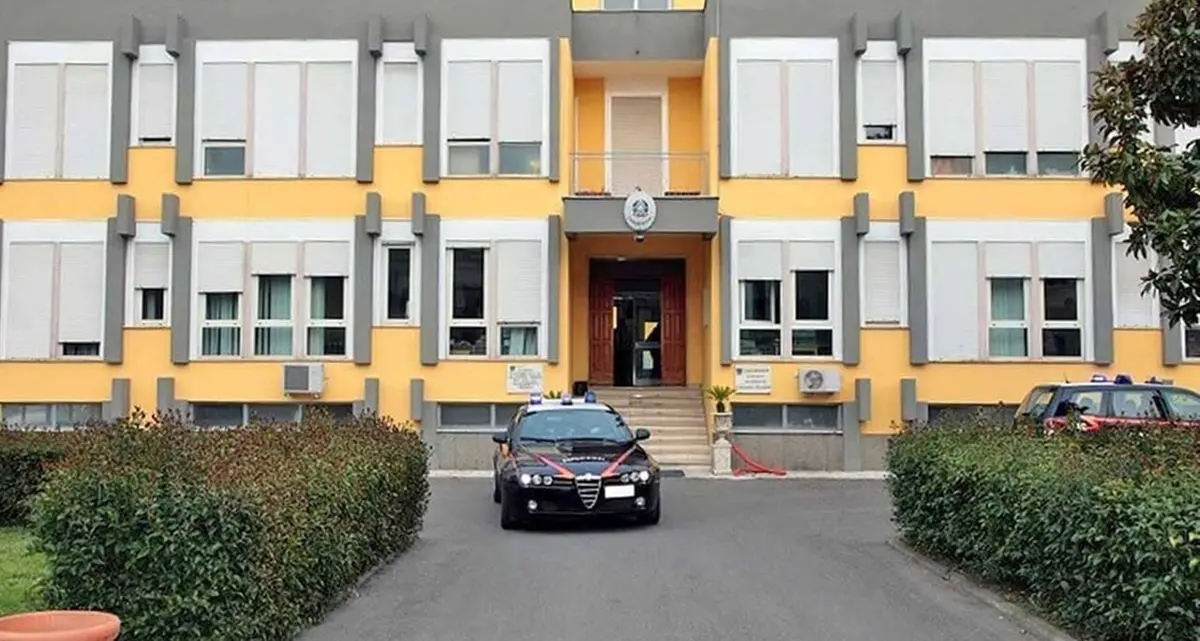 Nasconde in casa 4 chili di marijuana