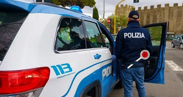 Scontro tra un’auto e un furgone portavalori, scatta l’allarme antirapina