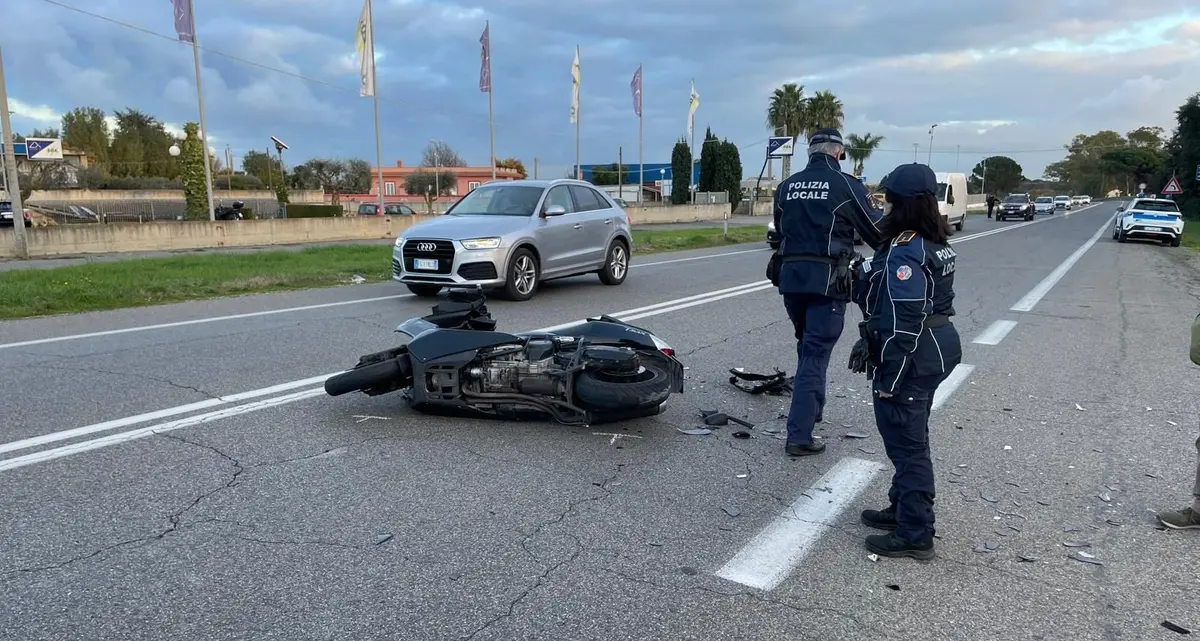 Aurelia, scontro tra auto e moto: centauro finisce in ospedale