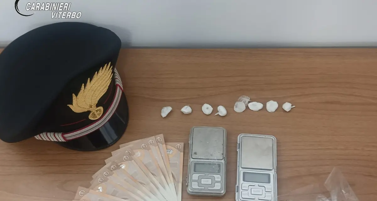 Tentano di sfuggire al controllo dei carabinieri, trovati con 8 dosi di cocaina