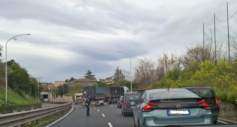 Viterbo: scontro tra due auto, traffico in tilt sul raccordino