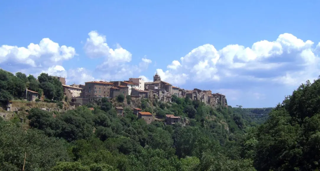 «Blera, funzionario del Comune condannato per abuso edilizio sui nostri terreni»