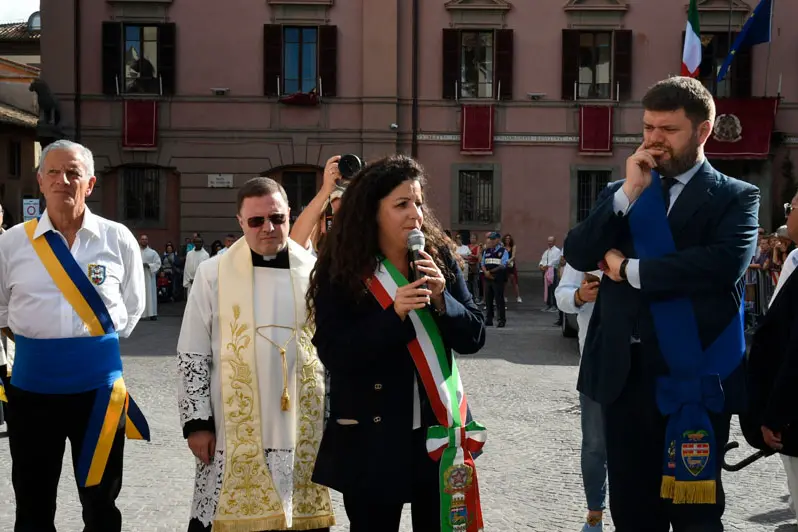 Il corpo di Santa Rosa in processione con il corteo storico
