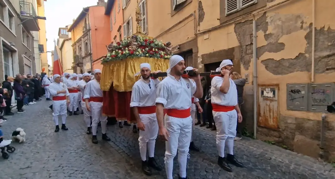 Il cuore di Santa Rosa portato a spalla dai facchini in centro