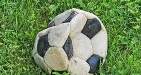 Prende a pugni l’avversario negli spogliatoi, daspo per un calciatore di terza categoria