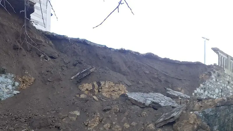 Tolfa, crolla la balaustra alla Rocca