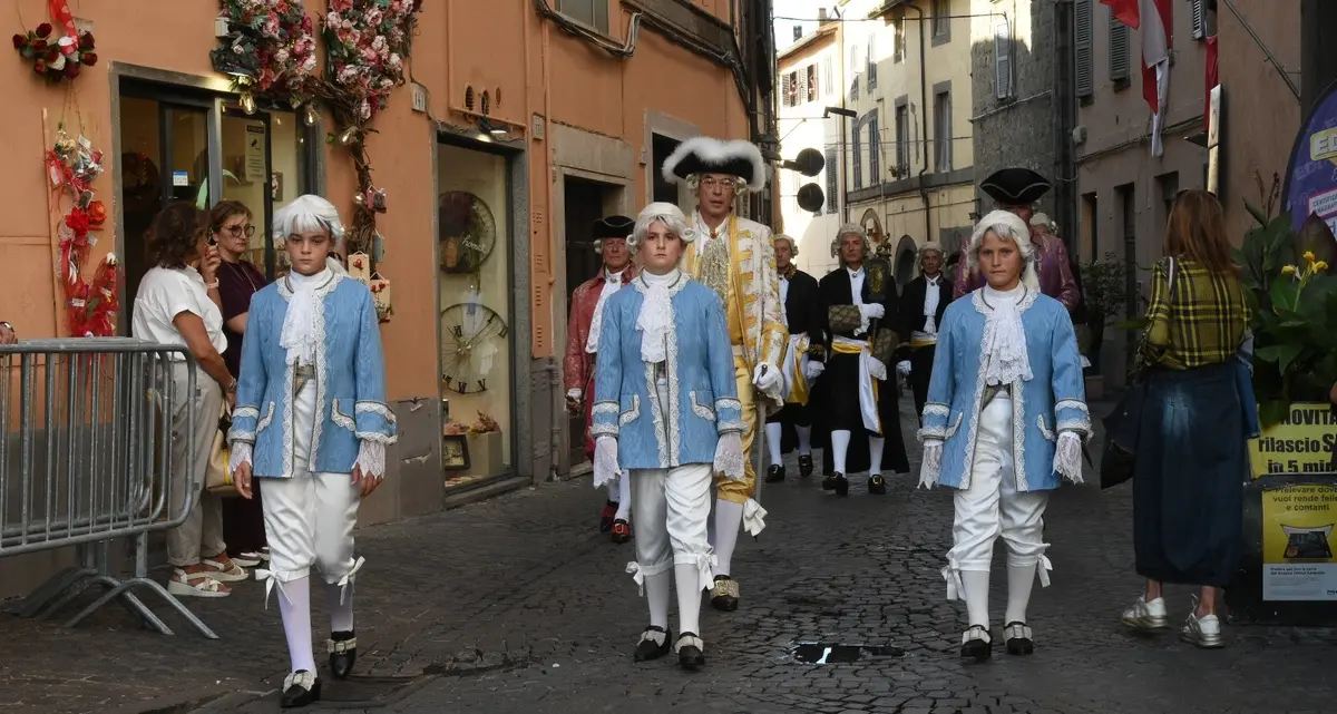 Viterbo: in trecento hanno sfilato in abiti d’epoca