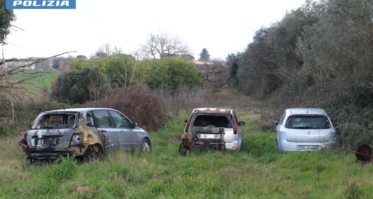 Auto abbandonate in un campo, il proprietario denunciato e sanzionato