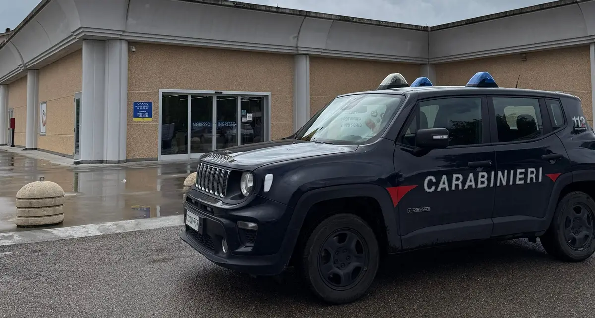 Rubano borsa con soldi, documenti e bancomat: arrestati in due