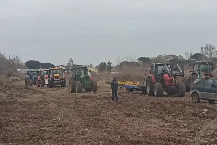 Agricoltori in protesta: con i trattori sull'Aurelia