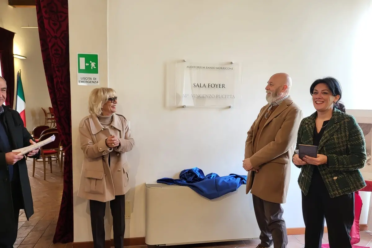 <p>La presidente della Fondazione Cariciv Gabriella Sarracco, il sindaco Ernesto Tedesco e l'assessore Simona Galizia scoprono la targa nel foyer della cittadella della musica</p>\\n