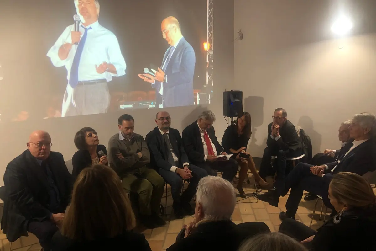 <p>Da sinistra: Francesco Storace, Roberta Angelilli, Filippo Sensi, Luigi Di Gregorio, Francesco Rocca, Francesca Notargiovanni, poi sulla destra Renato Brunetta, Andrea Abodi e Arianna Meloni accanto al papà di Tony e Andrea Augello. Sullo sfondo una immagine di Andrea Augello</p>\\n