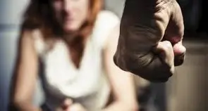 Viterbo: frattura un dito all’ex compagna