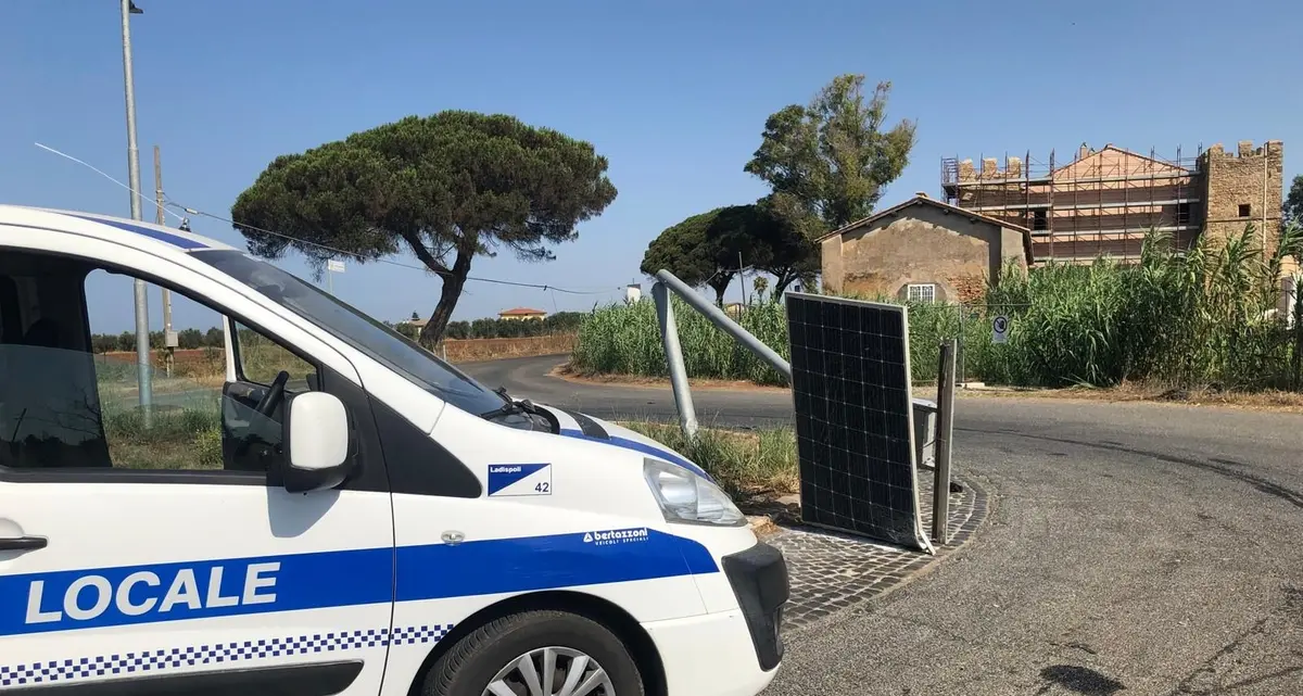 Si schianta con l’auto contro i pannelli fotovoltaici e fugge