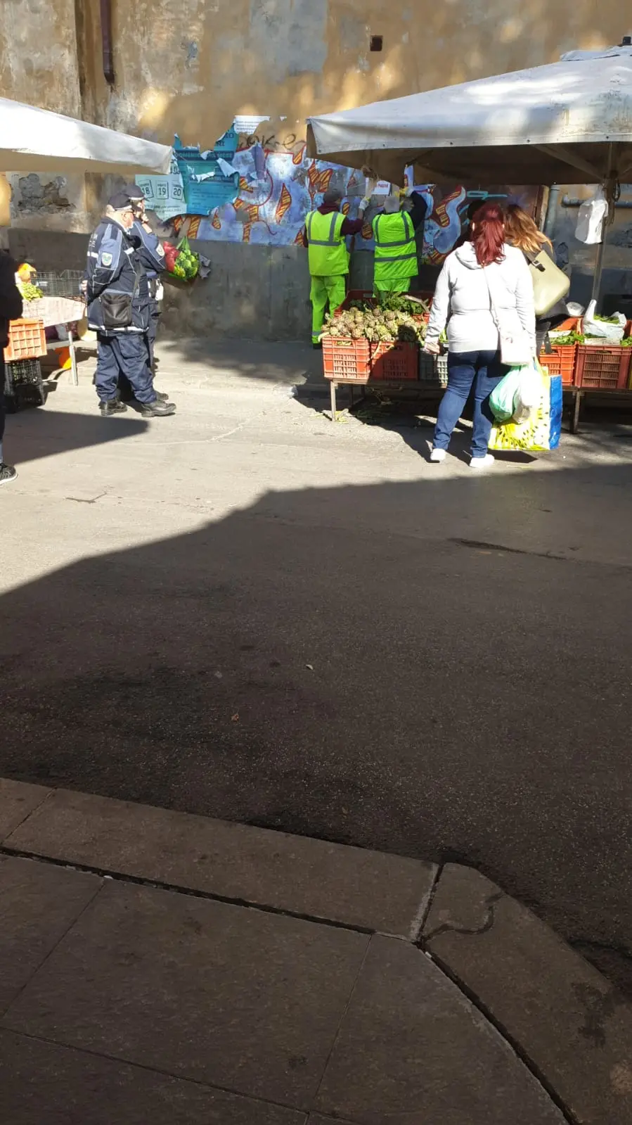 Manifesti abusivi al mercato