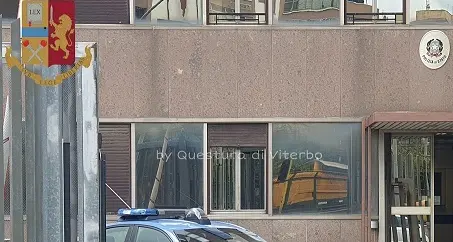 Viterbo, minaccia la titolare di un bar con un machete