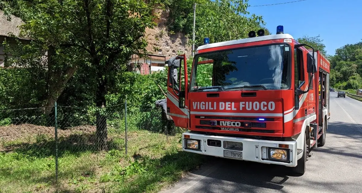 Sbanda con l’auto e finisce in un fosso