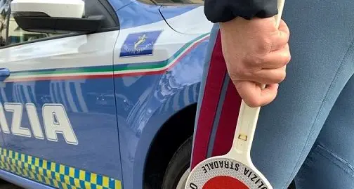 Viterbo, causa un incidente stradale e fugge